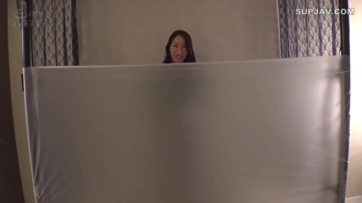 室内 · 遮挡 · 全裸 · 站立 · 中景 · 微笑 · 模糊 · 透明塑料布