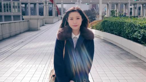 中景 · 站姿 · 户外街道 · 翻毛领大衣