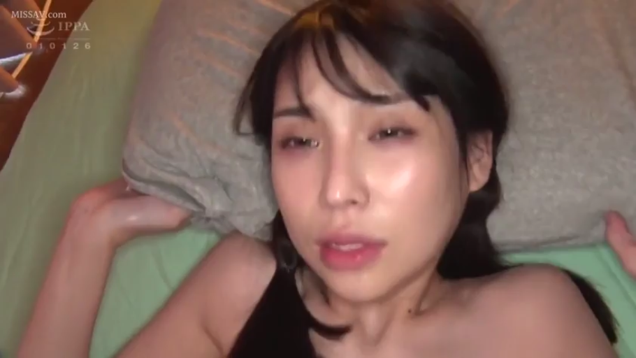 脸部特写 · 卧室 · 仰卧 · 黑色背心