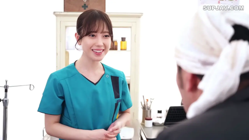 护士服 · 角色扮演 · 脸部特写 · 站立 · 微笑 · 对视 · 医务室 · 医疗器材