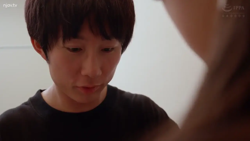 室内 · 脸部特写 · 黑色短袖