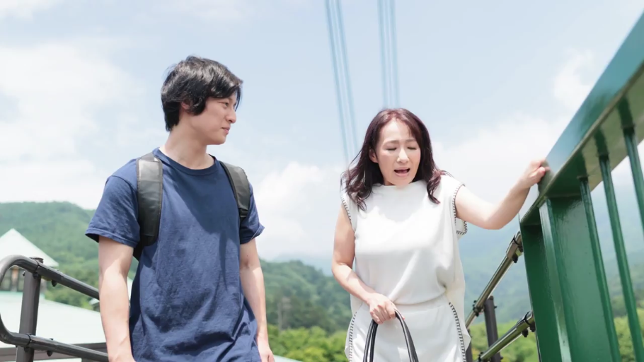 站立 · 中景 · 喘息 · 手提包 · 交流 · 户外 · 连衣裙 · 熟女