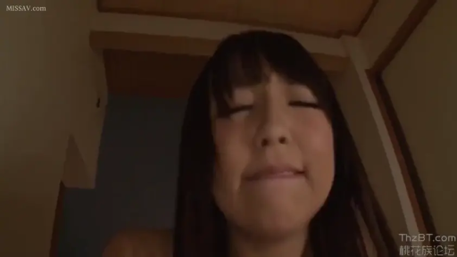 室内 · 全裸 · 胸部特写 · 性交行为 · 神情迷离 · 俯身姿态 · 昏暗色调