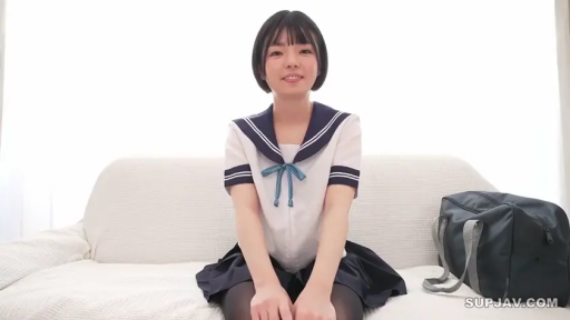 坐姿 · 微笑 · 面对镜头 · 客厅 · 半身 · 清纯 · 水手服 · 学生包