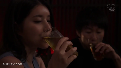 Sitting Posture · Close-up of the face · 平静 · 餐厅 · Drinking alcohol · 蓝色无袖上衣 · 玻璃杯 · 暗光环境