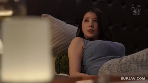 寝室 · 迷離 · 枕头 · 居家 · 注視 · 上半身特写 · 侧卧 · 蓝色无袖上衣