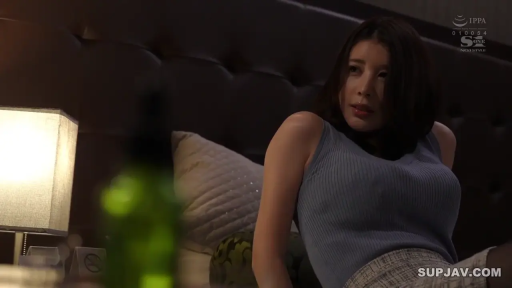 上半身 · Hotel room · 忧虑不安 · 床头灯 · 蓝色紧身背心 · 低照度氛围 · 侧身倚靠 · 警觉观察