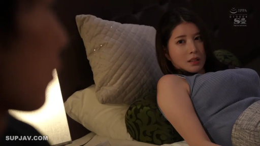 Indoor · Face · Bedroom · pillow · Gaze · Side-lying · 蓝色背心 · 疑惑