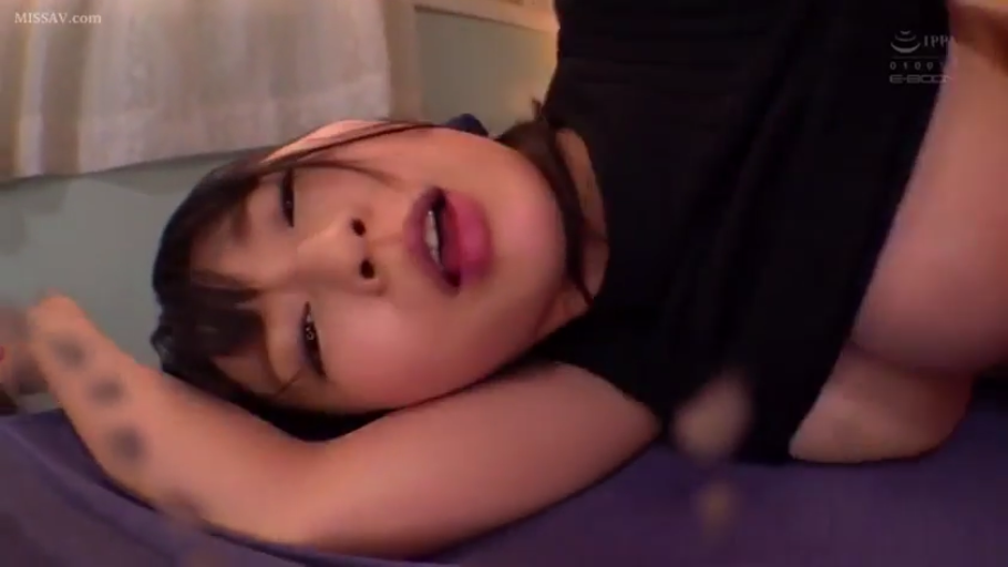 脸部特写 · 卧室 · 黑色T恤 · 侧卧