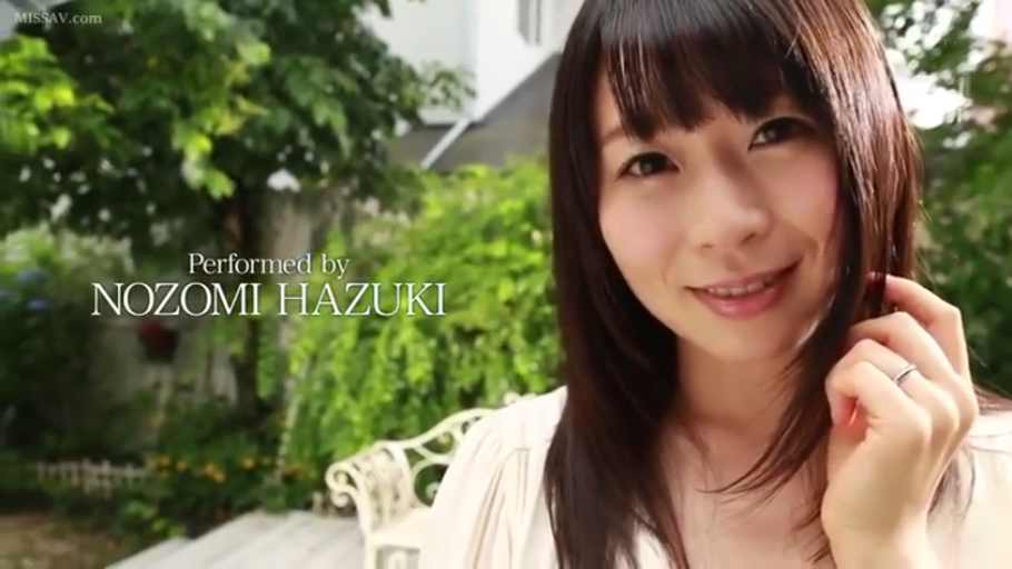 脸部特写 · 白色上衣 · 户外花园