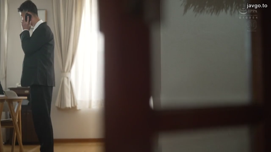 室内 · 集中 · 站立 · 携帯電話 · スーツ · 男性 · 脇撮り中景 · 玩手机