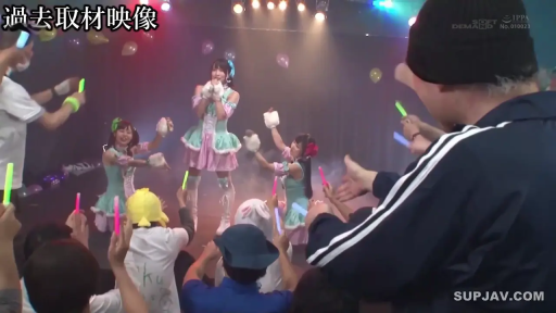 站立 · 微笑 · 远景 · 舞台 · 多人群体 · 表演 · 偶像服 · 荧光棒