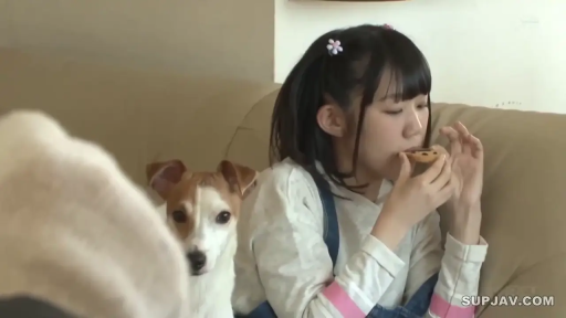 坐姿 · 面部 · 沙发 · 自然 · 宠物狗 · 吃东西 · 饼干 · 白色长袖背带裤