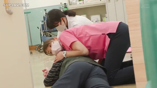 专注 · 急救模拟 · 全景 · 医疗诊室 · 医用柜 · 粉色护士工作服 · 医疗制服 · 跪地俯身