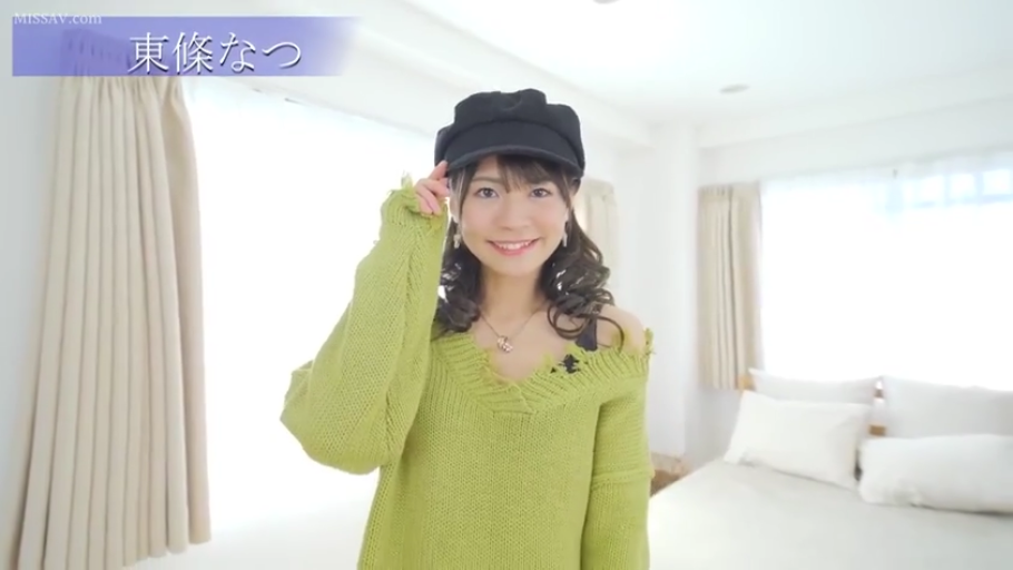 单人 · 面部 · 卧室 · 站立 · 微笑 · 床 · 互动 · 毛衣帽子