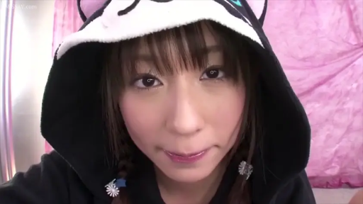 室内 · 自然 · 注视 · 亚洲人 · 脸部大特写 · 正面靠近 · 动物图案连帽衫 · 连帽头套