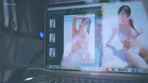 Indoor · Medium shot · staged photo · Smile · Kneeling posture · Laptop · 粉色比基尼 · 屏幕画面