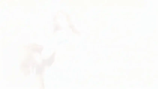 室内 · 站立 · 迷離 · 字幕 · 半身 · アジア人女性 · 水着 · 拉扯内衣