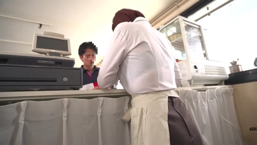 室内 · 坐姿 · 严肃 · 脸部特写 · 字幕 · 职业装 · 采访