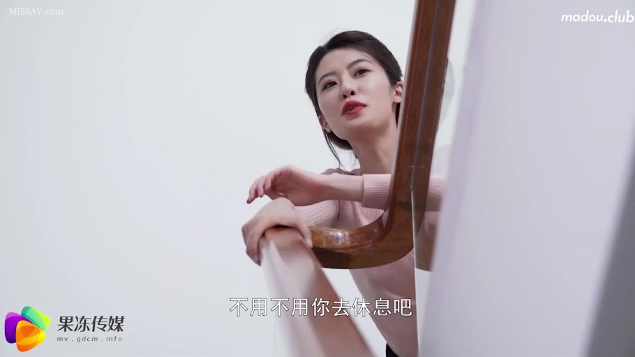 楼梯间 · 半身特写 · 对话 · 亚洲女性 · 粉色针织衫 · 温柔表情 · 木质扶手 · 倚靠姿势