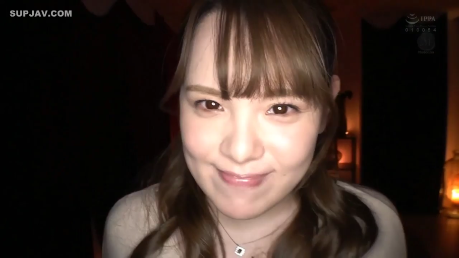 室内 · 面部 · 微笑 · 项链 · 注视 · 近景 · 休闲服 · 正面