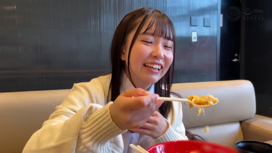 全身 · 站立 · 微笑 · 对视 · 连衣裙 · 玄关 · 生活场景