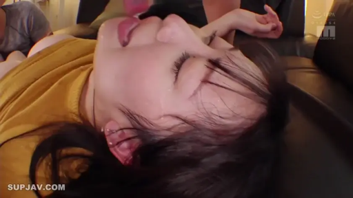 室内 · 顔部のクローズアップ · 銷魂 · ソファ · オーガズム · 汗 · 仰向け · 黄色の上衣