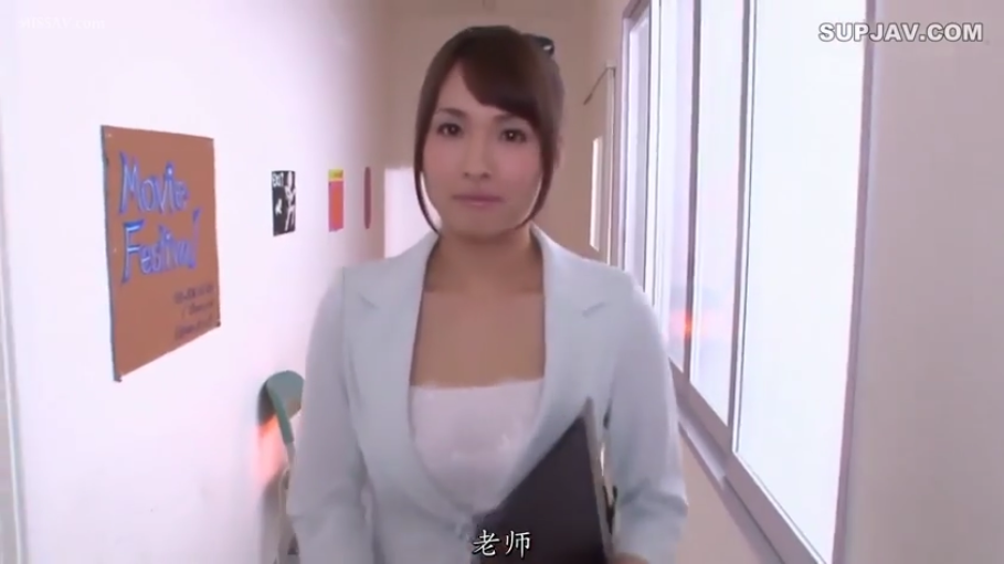 专注 · 面部特写 · 文件夹 · 学校走廊 · 内搭白色抹胸