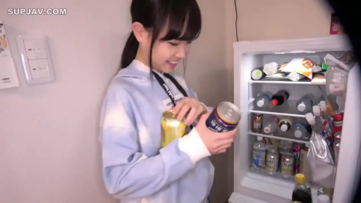 站立 · 中景 · 微笑 · 居家 · 厨房 · 卫衣 · 冰箱 · 拿饮料