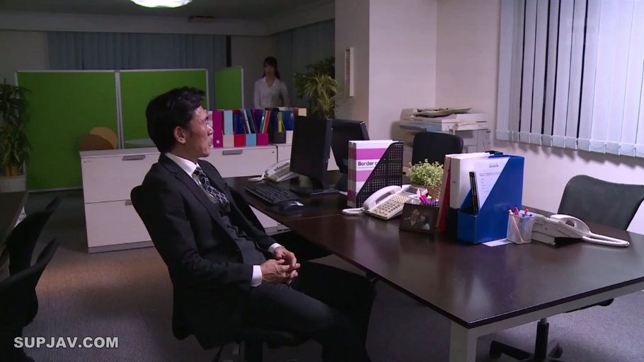 坐姿 · 严肃 · 办公室 · 办公桌 · 远景 · 对视 · 西装 · 职场