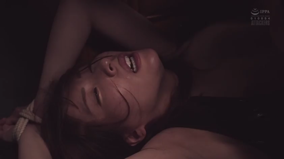 室内 · 仰臥 · 顔のクローズアップ · 黒いベスト