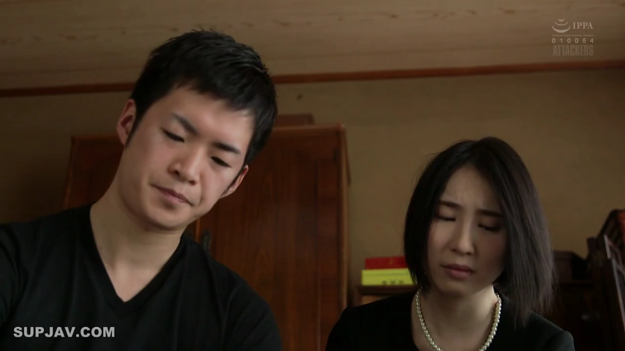 室内 · 忧郁 · 低头 · 注视 · 近景 · 黑色上衣