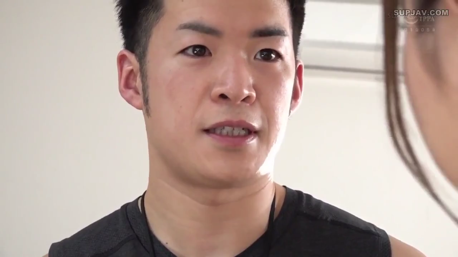 室内 · 专注 · 挂绳 · 深灰色运动背心 · 男人面部特写