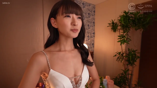 室内 · 站姿 · 蜡烛 · 面部特写 · 言谈 · 神情自然 · 白色吊带晚礼服 · 淑女风格