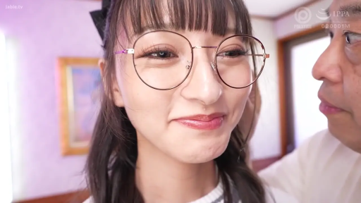 室内 · 眼镜 · 对视微笑 · 面部特写 · 近景 · 白色针织衫 · 害羞表情 · 正面姿势