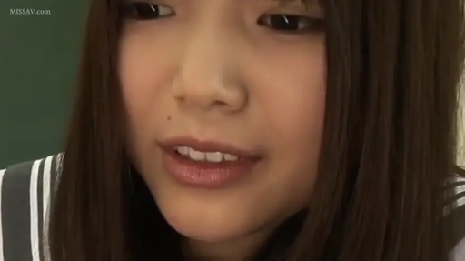 俯身 · 教室 · 脸部 · 专注 · 第一视角 · 水手服 · 吹奏