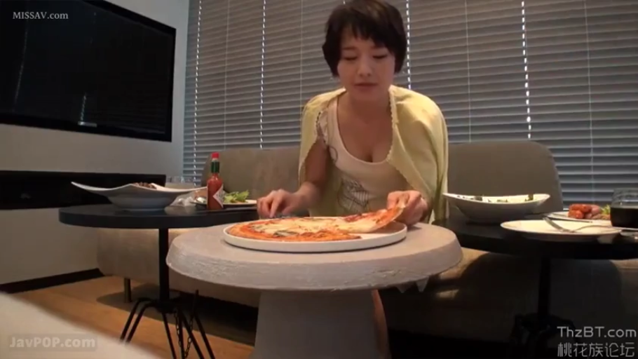 室内客厅 · 低胸吊带衫