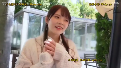 坐姿 · 半身 · 清纯 · 户外 · 白色针织衫 · 遮阳伞 · 甜美风格 · 合掌