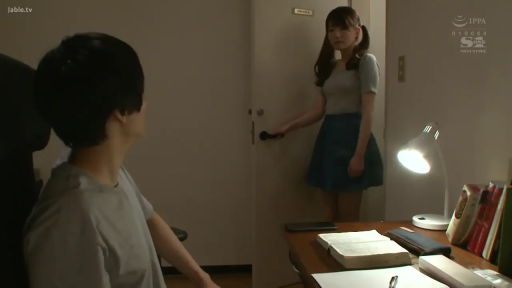 卧室 · 站立 · 全景 · 开门 · 台灯 · 蓝色短裙 · 平淡