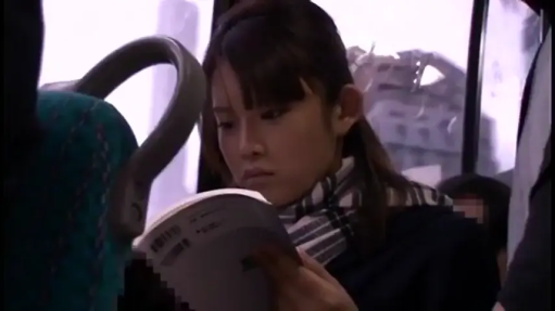 坐姿 · 专注 · 面部特写 · 书籍 · 公交车 · 公共场所 · 看书 · 格子围巾