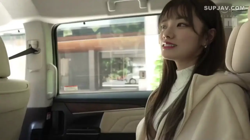 坐姿 · 中景 · 自然 · 车内 · 汽车座椅 · 生活化 · 米色外套 · 聊天看镜头