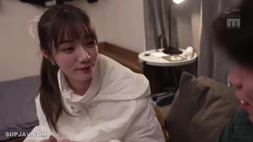 座り姿勢 · 顔部のクローズアップ · 寝室 · 微笑 · デスクライト · 注視 · 清纯少女 · 白色连帽衫