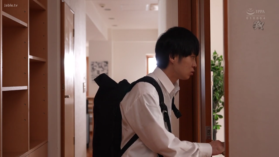 室内 · 专注 · 白色衬衫 · 男性 · 背包 · 窥视 · 侧站