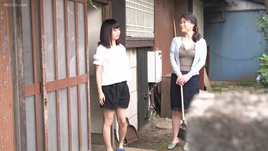 坐姿 · 脸部特写 · 被抚摸 · 被褥 · 卧室床铺 · 眼神迷离 · 碎花吊带裙 · 室内柔光