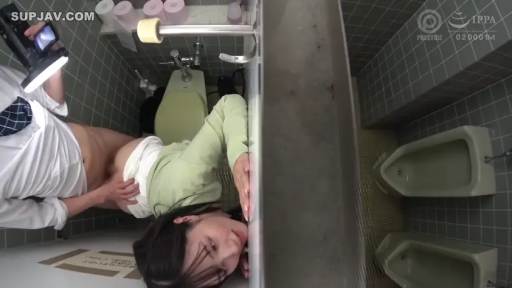 投入 · 俯卧 · 偷拍风格 · 浅绿上衣 · 公共卫生间 · 手持摄像机 · 俯视角度 · 性交中录像