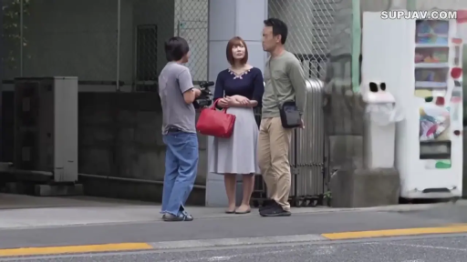 会話 · 全身 · 站立 · 自然 · 街道 · 日常服饰 · 摄像机 · 三人