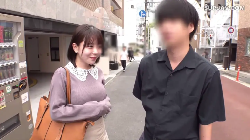 站姿 · 微笑 · 半身 · 街道 · 皮包 · 米色裙 · 街头采访 · 自动售货机