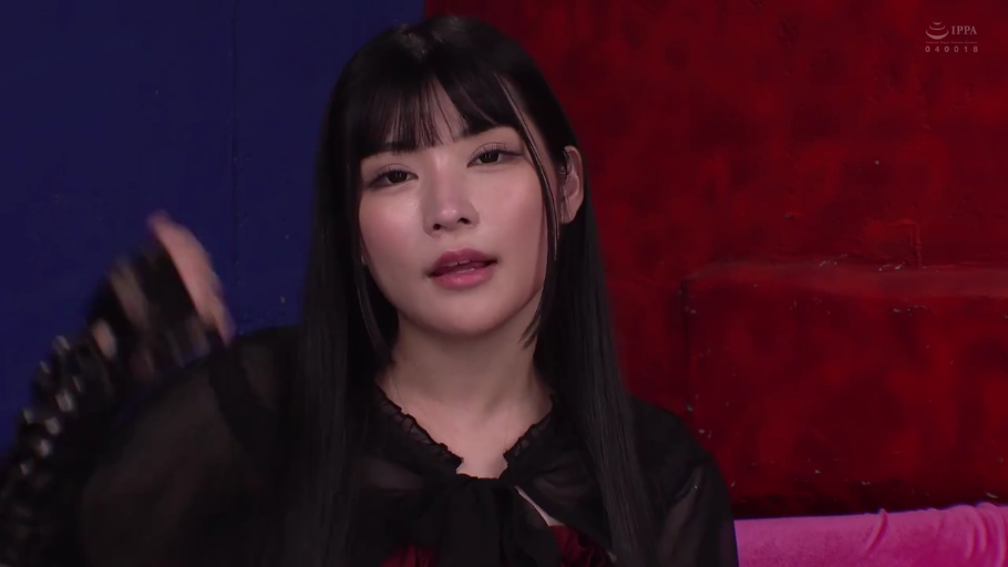 交谈 · 微笑 · 半身 · 白色开衫 · 单肩包 · 街头采访 · 街头 · 侧站
