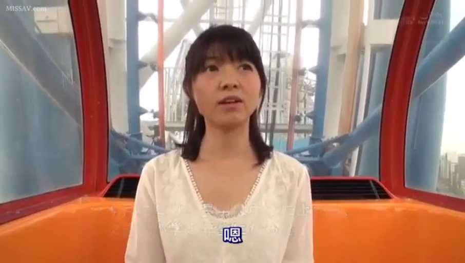 坐姿 · 严肃 · 中景 · 对话 · 熟女 · 白色V领上衣 · 摩天轮