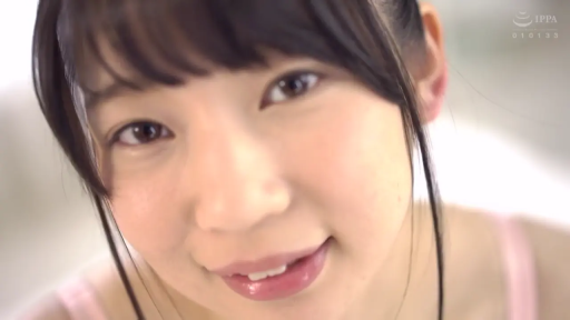 室内 · 顔部のクローズアップ · 注視 · 清纯 · 俯瞰撮影 · ピンクの吊り帯 · 高清晰度